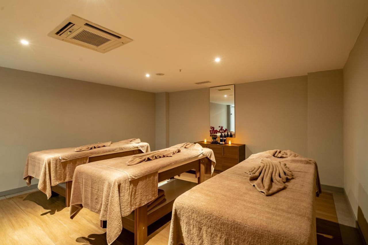 Megasaray Westbeach Antalya Exterior foto Massage beds