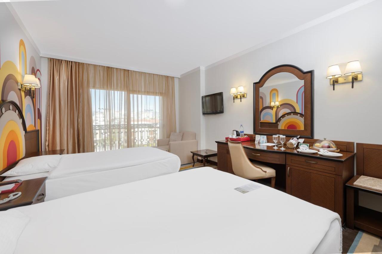 Megasaray Westbeach Antalya Exterior foto A room at the hotel