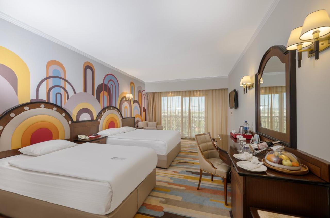 Megasaray Westbeach Antalya Exterior foto A room at the hotel