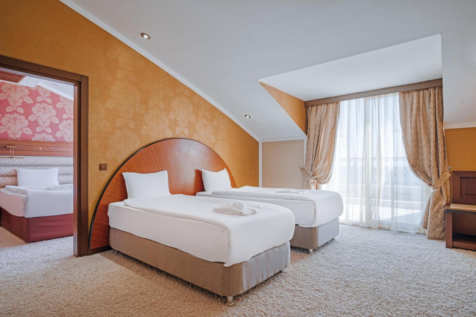 Megasaray Westbeach Antalya Exterior foto A room at the hotel